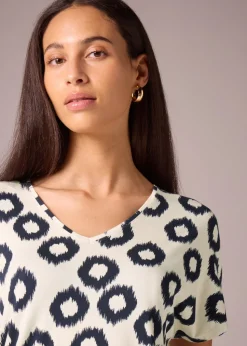 Et Vous Cream Scratch Print V Neck T-Shirt