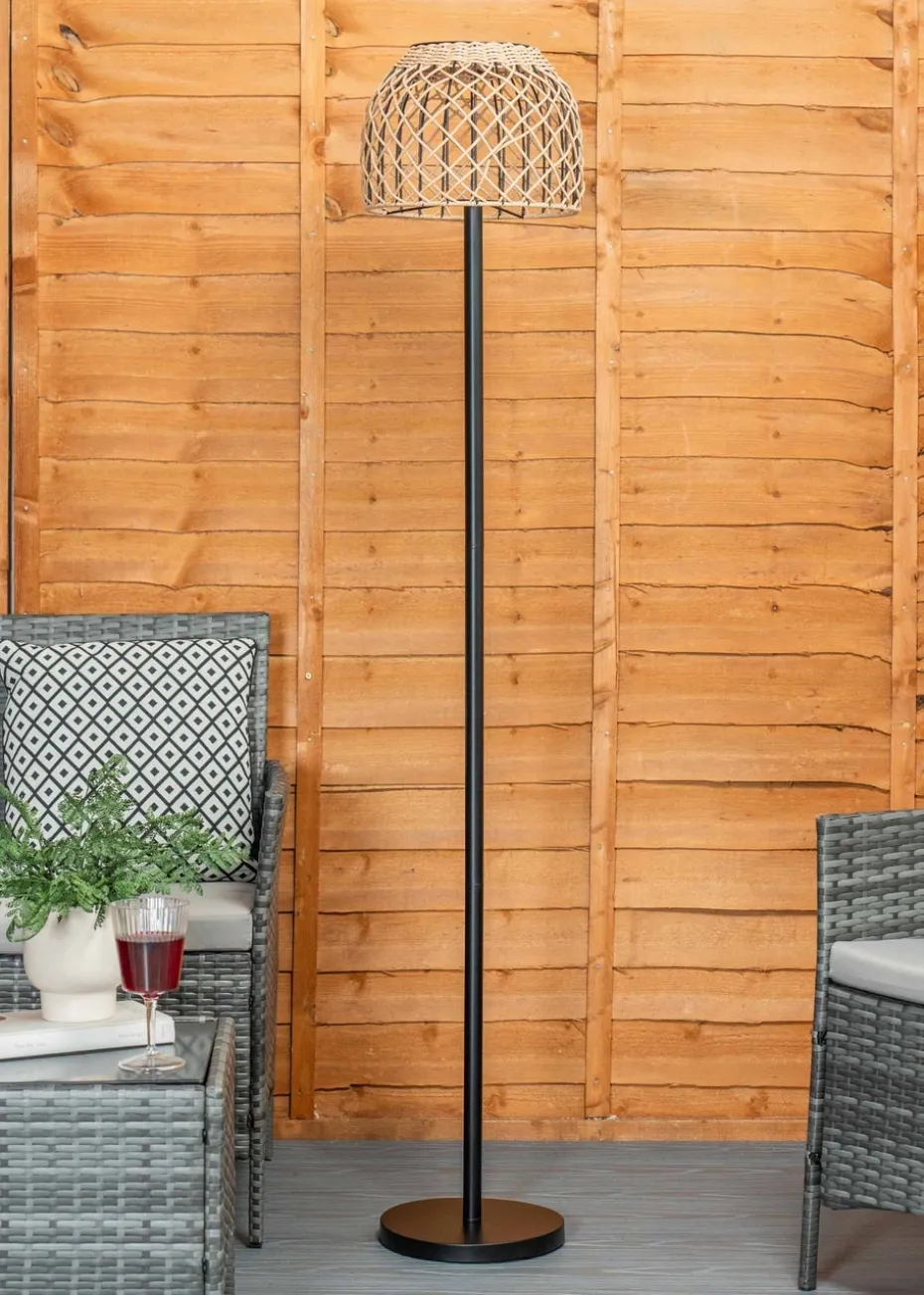 ValueLights Solar Outdoor Rattan Shade Floor Lamp With Integrated LED's