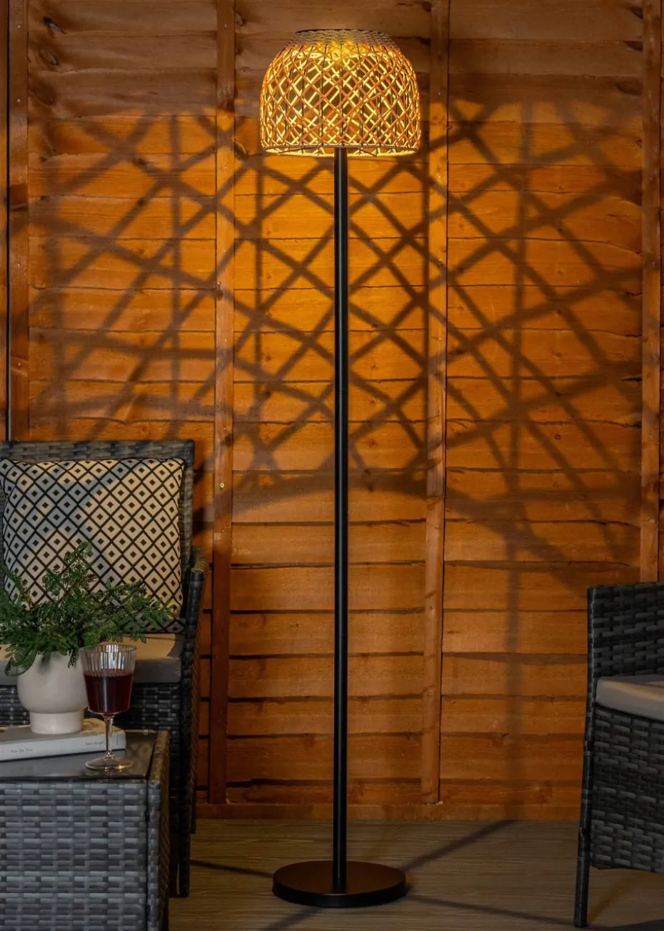 ValueLights Solar Outdoor Rattan Shade Floor Lamp With Integrated LED's
